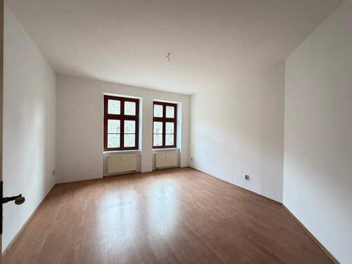 Leerer Raum mit Holzboden - 