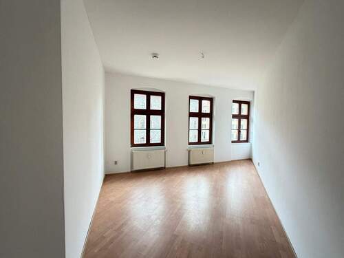 Helles Zimmer mit Fenstern - 