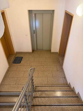Treppenhaus mit Aufzug - 