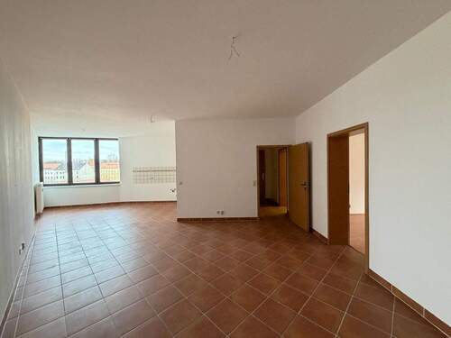 Helle leere Wohnung - geräumige 4- RWE mit Fahrstuhl und offener Küche !