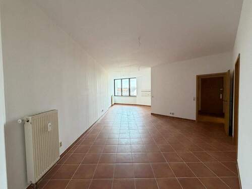 Leerer Raum mit Fliesenboden - 4 Zimmer Etagenwohnung in Görlitz