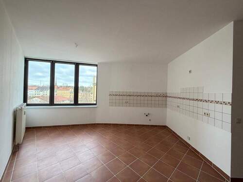 Leere Küche mit Fliesenboden - Etagenwohnung mit 110,50 m&sup2; in Görlitz zur Miete