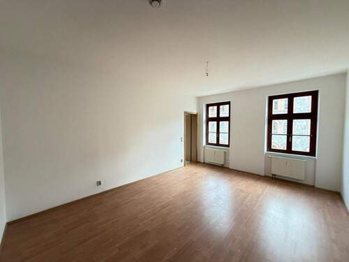 Leerer Raum mit Holzboden - 