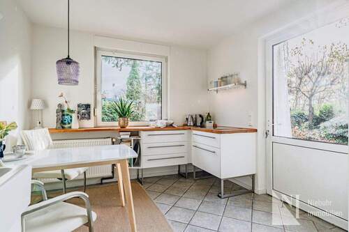 Helle Wohnküche mit Ausgang - 