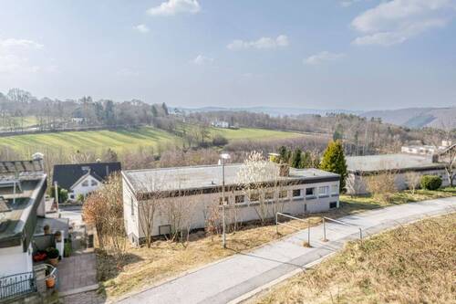 Bungalow_Nettenscheid - Wohnen über den Wolken von Altena: Wo Familienidylle und Natur eins werden