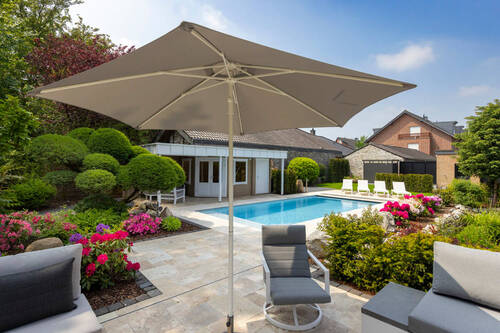 von der Lounge Sicht Rtg. Pool - 8 Zimmer Bungalow in Neuss