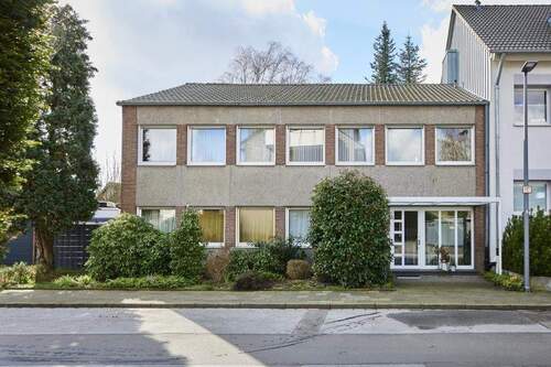 Vorderansicht - Wohnhaus mit großem Entwicklungspotenzial