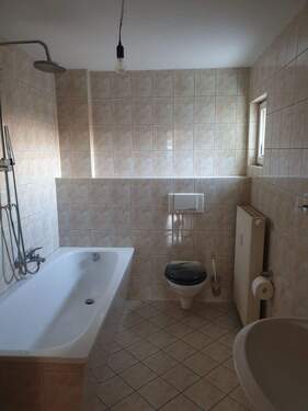 Bad mit Fenster und Waschmaschinenanschluss.jpg - 