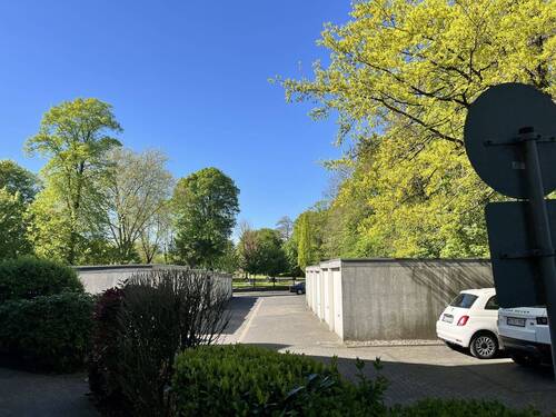 Blick auf den Garagenhof - 