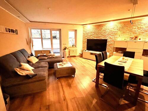 geräumiges Wohnzimmer zum Hof mit Balkonzugang.JP - 5 Zimmer Etagenwohnung in Velbert