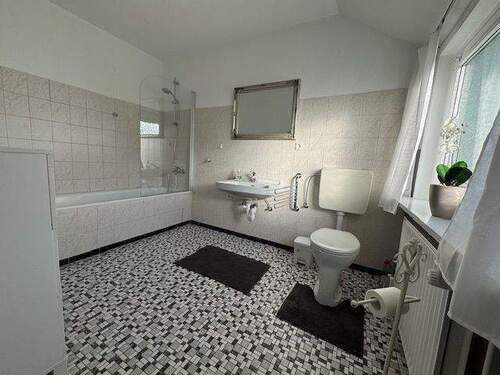 Bad mit Wanne - 