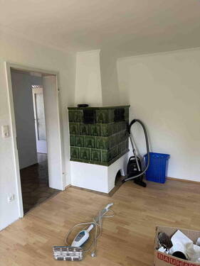 Wohnzimmer Kachelofen - Etagenwohnung mit 88,00 m&sup2; in Salzweg zur Miete