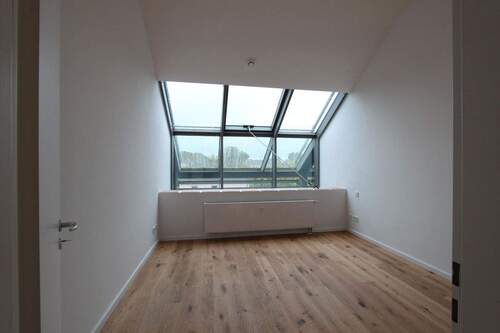 Schlafzimmer - Ruhe und Licht, 7 m Deckenhöhe, frisch saniert - Dachgeschoss-Maisonette in Schöneiche