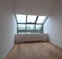 Ruhe und Licht, 7 m Deckenhöhe, frisch saniert - Dachgeschoss-Maisonette in Schöneiche