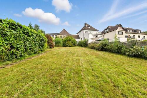 Garten - Grünes Paradies für Familien: Großzügige Doppelhaushälfte in bester, ruhiger Nachbarschaft.