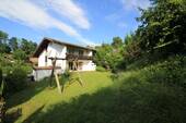 Hausansicht mit Garten - 6 Zimmer Doppelhaushälfte zum Kaufen in Miesbach