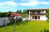 Hausansicht mit Garten - 6 Zimmer Doppelhaushälfte in Miesbach