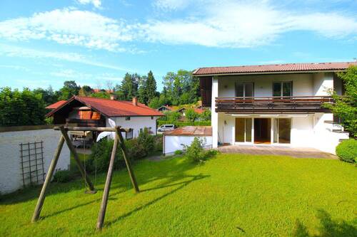Hausansicht mit Garten - 6 Zimmer Doppelhaushälfte in Miesbach