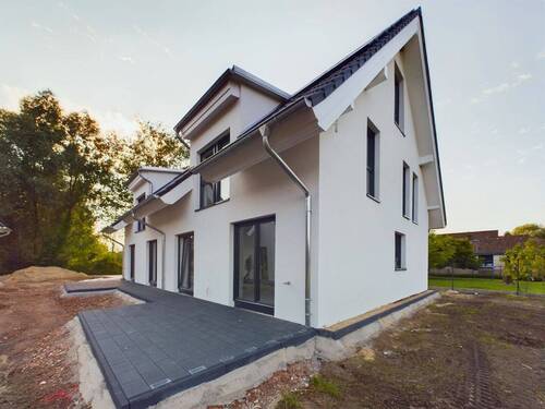 Hausansicht - Effizient wohnen: KfW40 Neubau DHH im Grünen