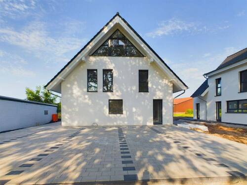 Frontansicht Haus - 4 Zimmer Doppelhaushälfte zum Kaufen in Neustadt am Rübenberge