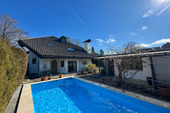 Hausansicht mit Pool.png - Pure Ruhe! Sonnige Haushälfte im Einzelhauscharakter mit Außenpool-Sauna und Einliegerwohnung