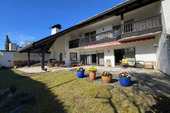 Alpines Haus mit bunten Blumen.png - 6 Zimmer Doppelhaushälfte zum Kaufen in Grünwald