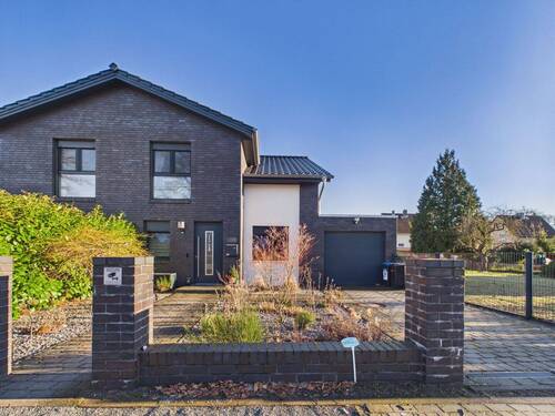 Ansicht mit Garage - Isernhagen: Moderne DHH mit hochwertiger Ausstattung und Garage