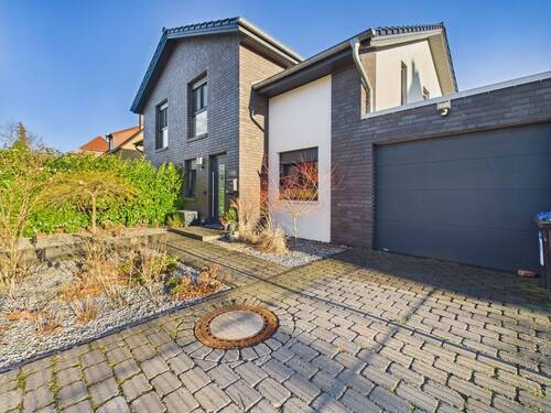 Hausansicht front - 5 Zimmer Doppelhaushälfte zum Kaufen in Isernhagen