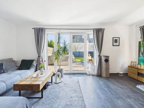 Wohnzimmer mit Terrasse - Doppelhaushälfte mit 122,00 m&sup2; in Isernhagen zum Kaufen