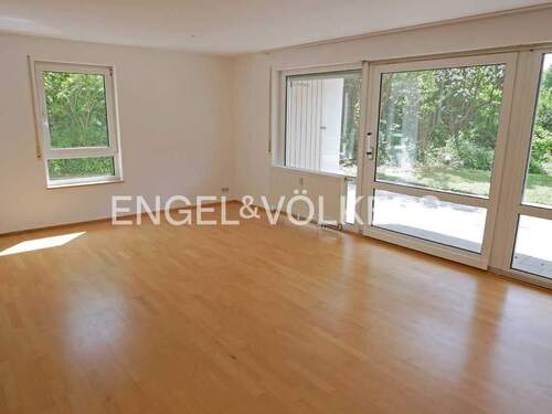 Heller Wohnbereich - Gepflegte Eigentumswohnung mit Terrasse und Tiefgarage . sofort verfügbar
