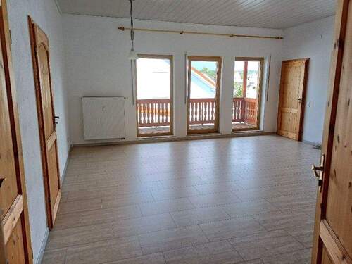 großes Wohn-Esszimmer mit Balkon - 2 Zimmer Etagenwohnung zur Miete in Sankt Ingbert