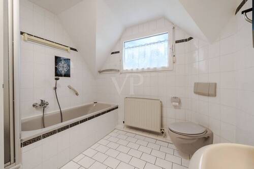 Tageslichtbad mit Wanne und Dusche - 