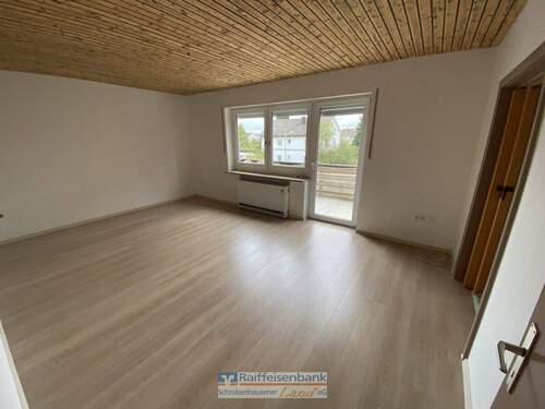 Wohnzimmer mit Zugang Balkon - 4 Zimmer Etagenwohnung zur Miete in Schrobenhausen / Altenfurt