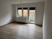 Wohnzimmer mit West-Balkon - 2 Zimmer Etagenwohnung in Schneverdingen