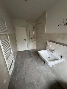 Neues Bad mit ebenerdiger Dusche - 