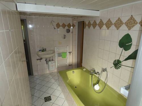 EG - Bad mit Wanne, Dusche, WC - 