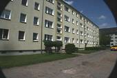 Hausansicht - ZWEI MONATE MIETE FREI! Neu renovierte 3-Zimmer-WE mit Balkon in der 2. Etage, ruhige Grünlage!
