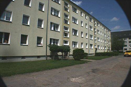 Hausansicht - ZWEI MONATE MIETE FREI! Neu renovierte 3-Zimmer-WE mit Balkon in der 2. Etage, ruhige Grünlage!