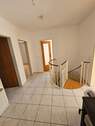 Diele mit Treppe zum Hobbbyraum - 