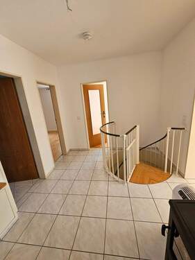 Diele mit Treppe zum Hobbbyraum - 