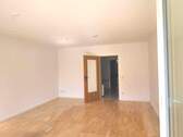 Wohnzimmer (aktuell leer) - Terrassenwohnung mit 74,50 m&sup2; in Wörth zur Miete