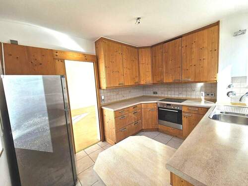 Küche mit Schiebetür; Blick zum Wohnzimmer - 