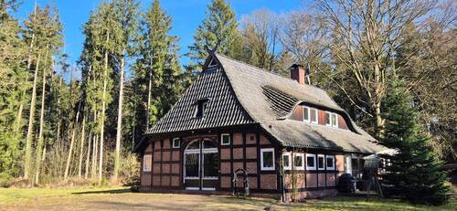 Hausansicht - Alleinlage mit traumhaftem Waldgrundstück: Historisches Fachwerkhaus mit separatem Bungalow