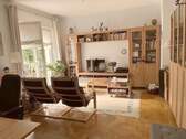Wohnzimmer mit Balkon - 2 Zimmer Etagenwohnung zum Kaufen in Essen
