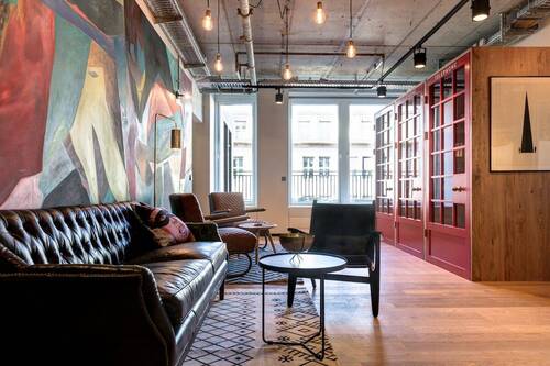 Lounge, Telefonkabinen und Eingang zur Dachterrasse - 