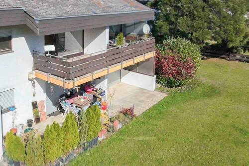 Blick auf Haus und Balkon - 1 Zimmer Etagenwohnung in Schmitten im Taunus