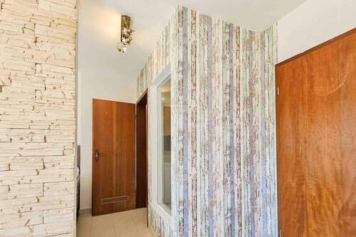 Flur von Wohnbereich zu Bad - 