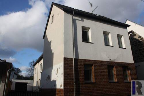 Gebäudeansicht straßenseitig - Geräumiges Wohngebäude mit viel Potenzial