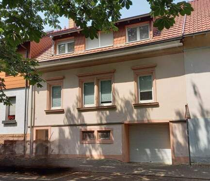 Eingang und Garage mit Zugang zum Haus - 7 Zimmer Mehrfamilienhaus, Wohnhaus zum Kaufen in Sankt Ingbert