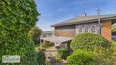 Seitenansicht mit überdachter Terrasse - 